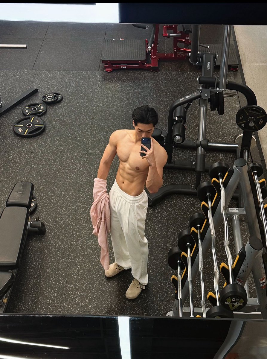 M3Liang's tweet photo. 厦门中午怎么能这么热🥵 ＃腹肌 ＃薄肌 ＃男菩萨 ＃男妈妈 ＃心理委员 ＃厦门 https://t.co/glctGU2y6i