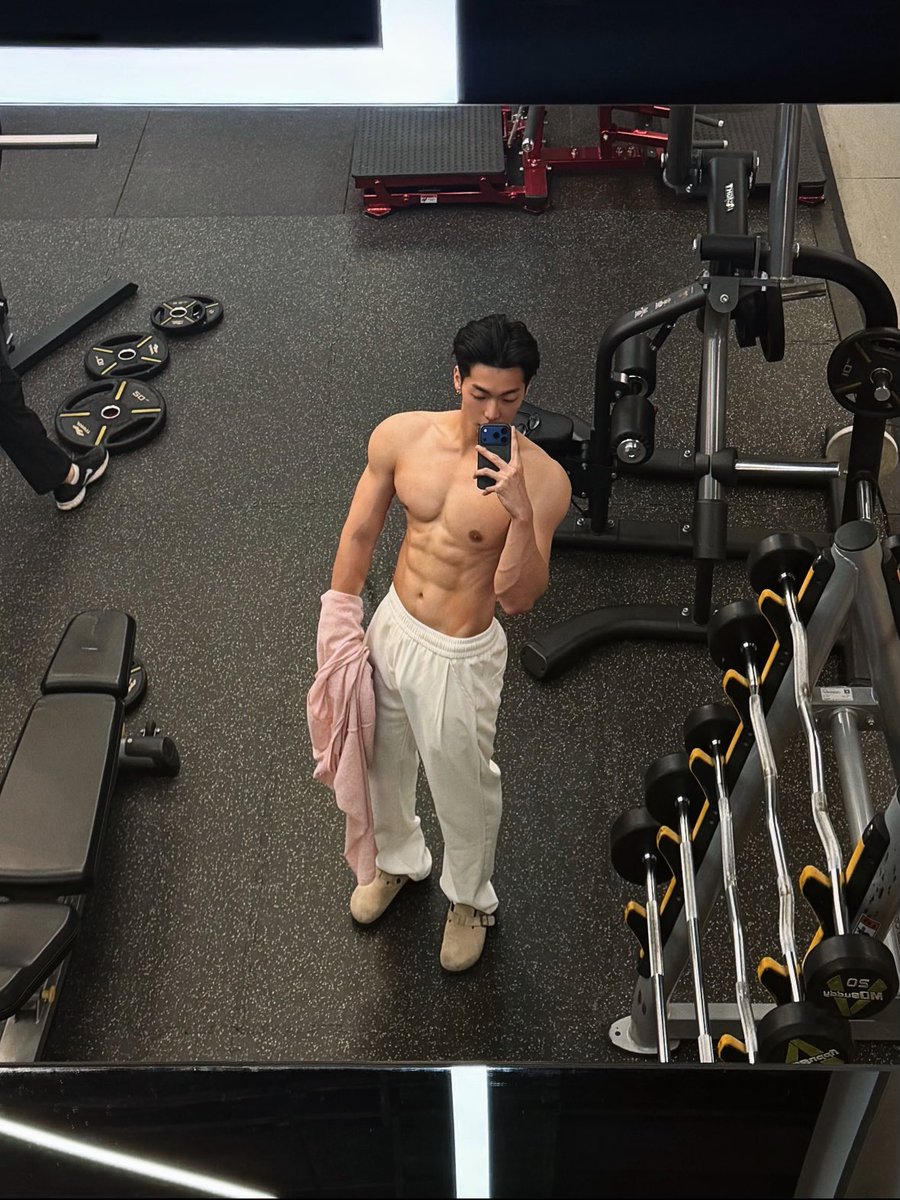 M3Liang's tweet photo. 厦门中午怎么能这么热🥵 ＃腹肌 ＃薄肌 ＃男菩萨 ＃男妈妈 ＃心理委员 ＃厦门 https://t.co/glctGU2y6i