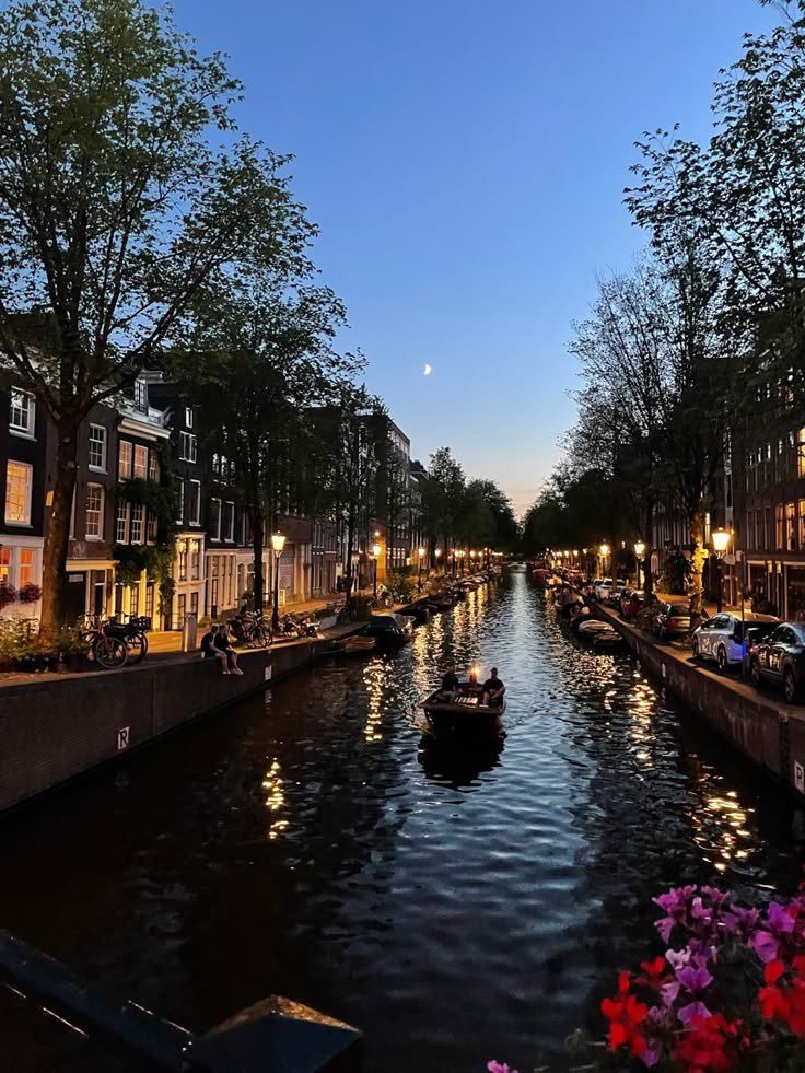 _lilith_ophelia's tweet photo. Amsterdam night life https://t.co/J4Q4WnNKsh