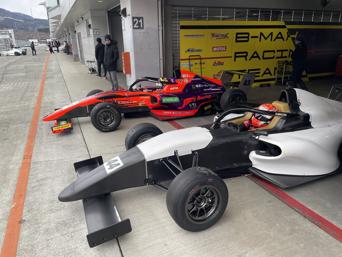 bmaxracing's tweet image. #FIA-F4 チャンピオンクラスの走行が始まりました。
HFDPコンビの百瀬・黒沢選手とJMSコンビの中井・箕浦選手。お互いにしのぎを削って高みを目指そう！頑張れ😤

#HFDP 
#JMS 
#AYASEPRIDE
#MotulJapan