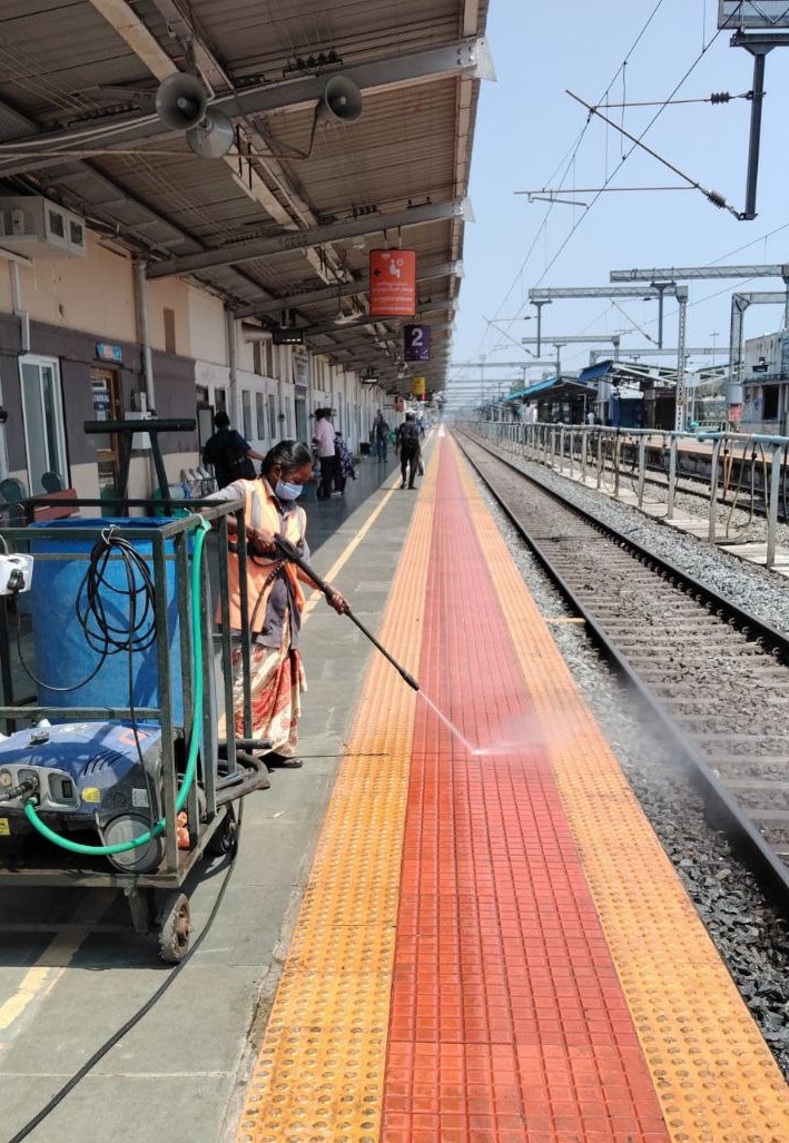 GMSRailway's tweet photo. Keeping our stations clean and passenger-friendly!🧹

A cleanliness drive was carried out at #Vriddhachalam Railway Station as part of routine station maintenance, ensuring a neat and welcoming environment for passengers and visitors.

#Trichy #SouthernRailway #CleanRailway #IndianRailways