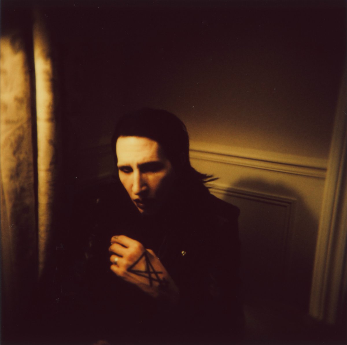 marilynmanson's tweet photo. Each golden thread is a warning.
📷 Lindsay Warner https://t.co/bEHa1wlyqo