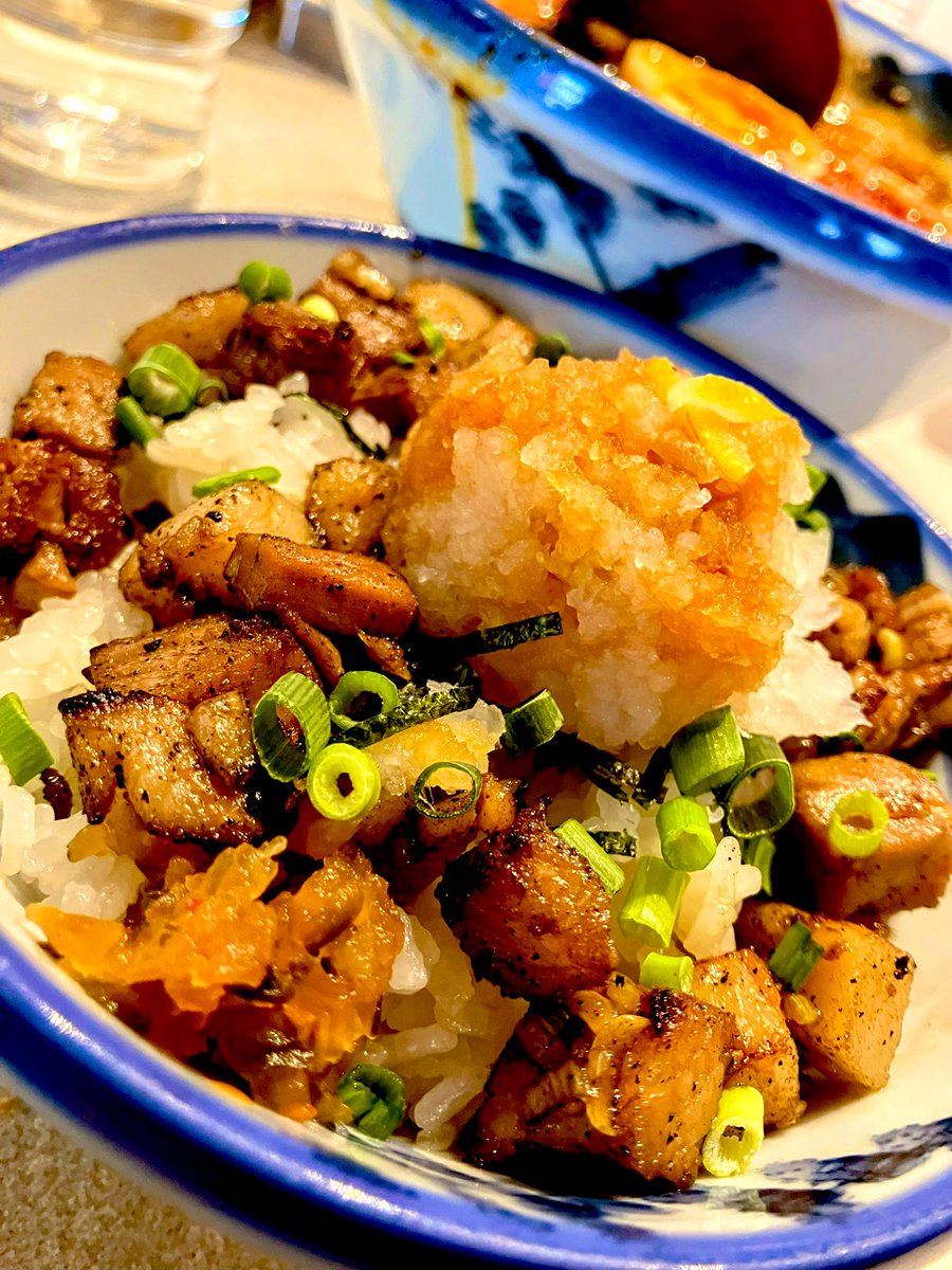 akudaikanZ's tweet image. 華金之昼餉🌸😈🌸

#AFURI #有楽町 

(ง ˙Д˙)ว ﾕ!!
(ว ˙o˙)ง  ｽﾞ!!
(「・ω・)｢ ﾗｰ!!

(_・ω・)_ ﾀｧﾝ!!
(ง ˙Д˙)ว ﾒ!!
(ว ˙･˙)ง  ﾝ!!

🌟柚子辣湯麺🍜🔥
🌟炙りコロチャー飯🐷

全粒粉入りパツパツの極細麺…
コレ数寄だなぁぁぅぁぅ🤤💕

炙りコロチャー飯🐷🍚は…