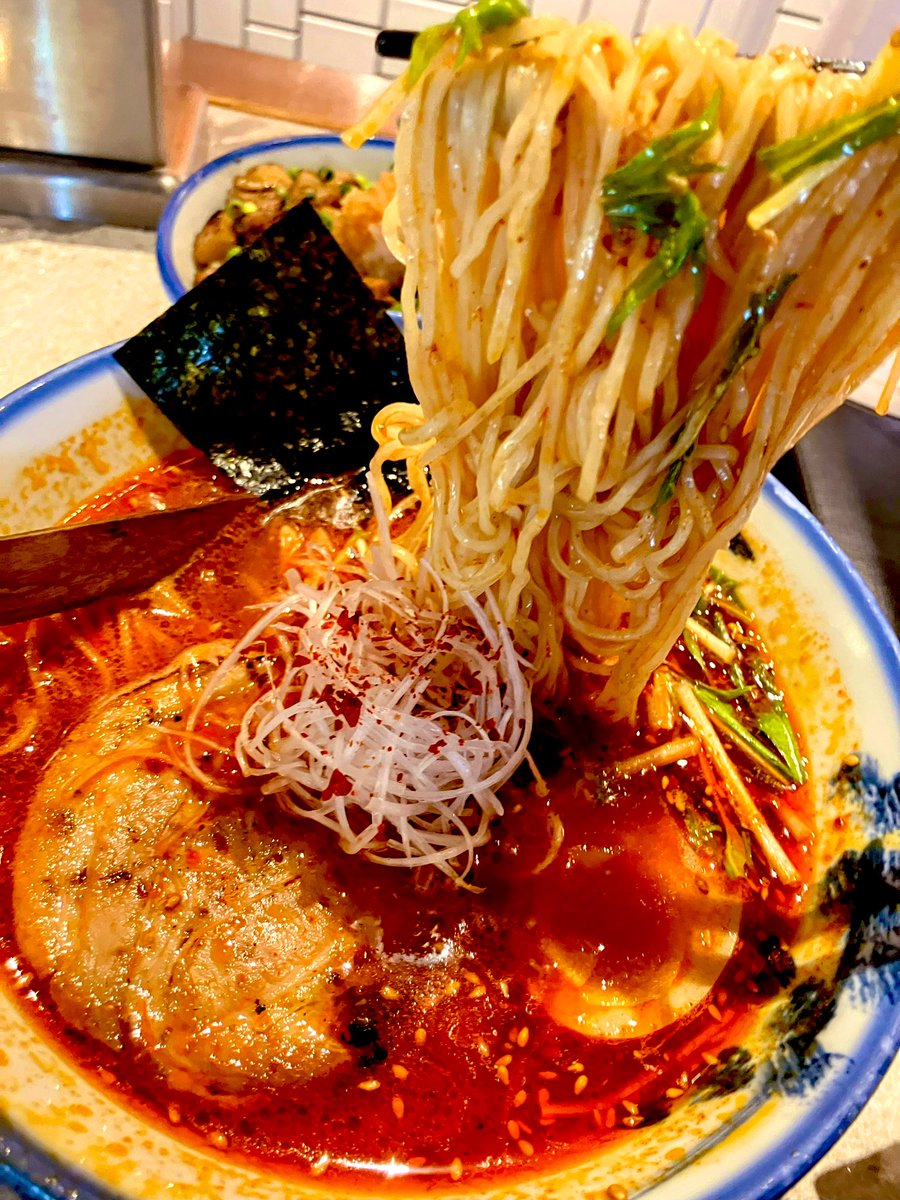 akudaikanZ's tweet image. 華金之昼餉🌸😈🌸

#AFURI #有楽町 

(ง ˙Д˙)ว ﾕ!!
(ว ˙o˙)ง  ｽﾞ!!
(「・ω・)｢ ﾗｰ!!

(_・ω・)_ ﾀｧﾝ!!
(ง ˙Д˙)ว ﾒ!!
(ว ˙･˙)ง  ﾝ!!

🌟柚子辣湯麺🍜🔥
🌟炙りコロチャー飯🐷

全粒粉入りパツパツの極細麺…
コレ数寄だなぁぁぅぁぅ🤤💕

炙りコロチャー飯🐷🍚は…