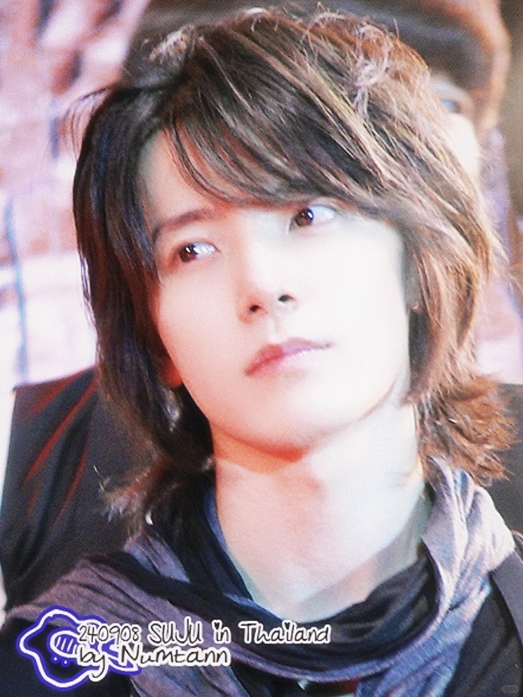 So beautiful, really!! 😍😍 
I thought he was a girl group member 🤭

#DONGHAE #동해