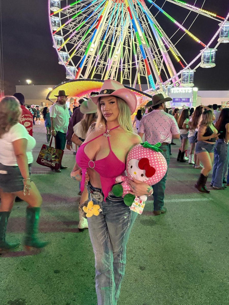 AngsBedroom's tweet photo. Barbie in Pink 🎀🌸

#houstonrodeo #yeehaw https://t.co/tw1LiLrBsI