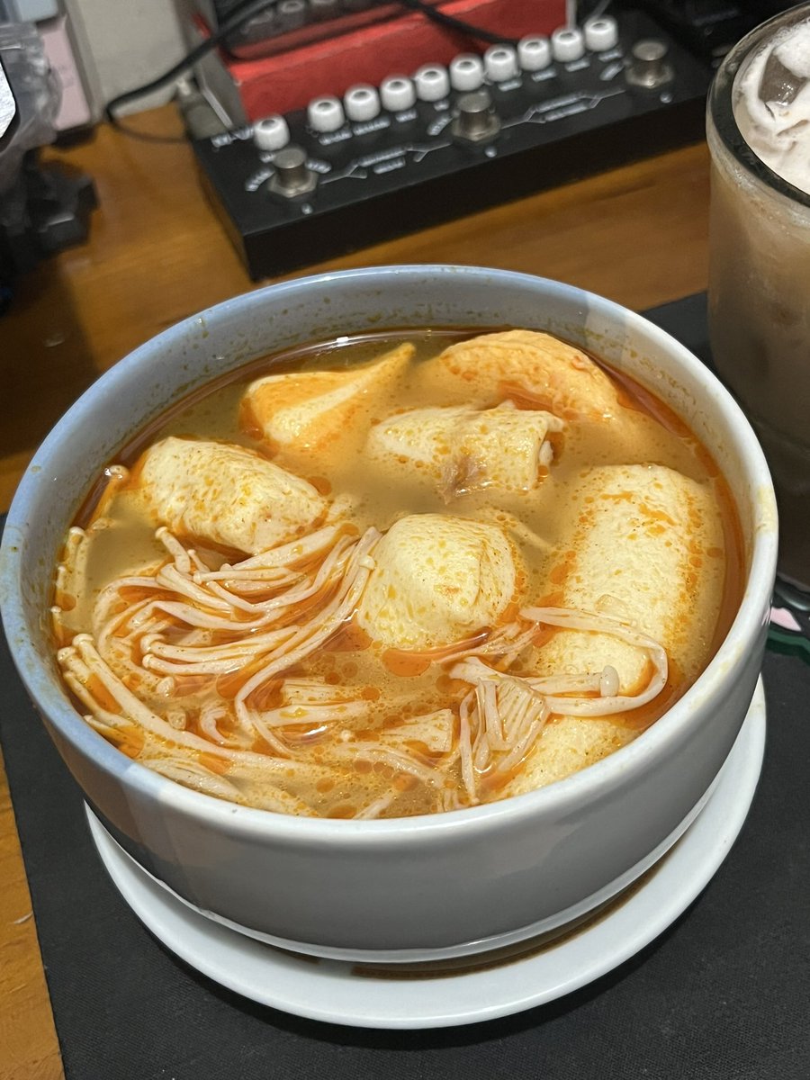 30 hari masak buat sahur 🧑‍🍳

Day 23 Tomyum

Ini mah simple bat…
Bumbu tomyum
Cikua
Bakso ikan
Dumpling ayam
Dumpling keju
Crab stick (yg gk ada crab crabnya itu)
Tahu
Jamur enoki
Fishcake kek patty
Sama fishcake apa itu yg bentuknya kek batang stick 
🫩🫩🫩
—————————————————————