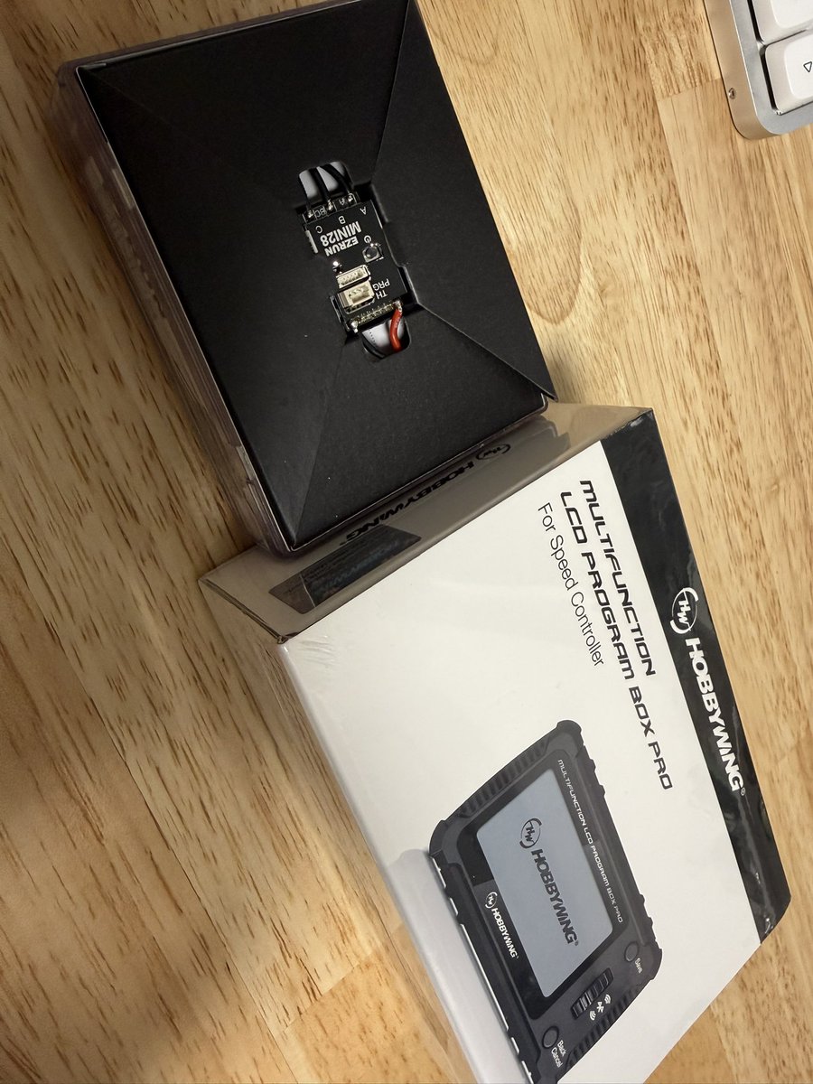 miosaho's tweet photo. 着弾、第一弾！
・Hobbywing EZRUN MINI28
・hobbywing LCD Program Box Pro https://t.co/xCNR2dBuDt