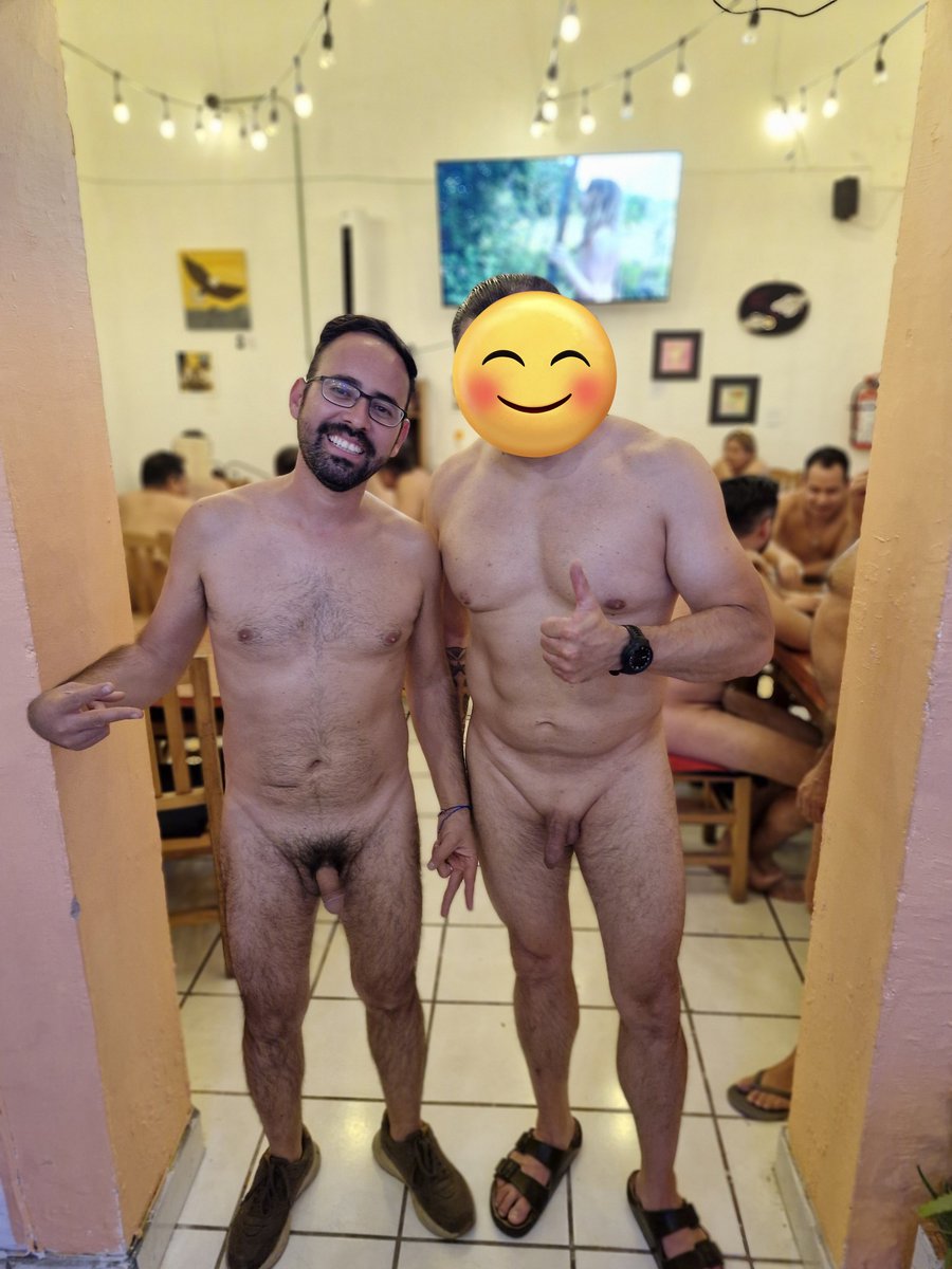 🎤🔥 KARAOKE NUDISTA en Desnudo Café 🔥🎤

¿Cantas bien?
¿Cantas horrible?
😏 No importa… aquí todos venimos a cantar y a reír!

✨ Ven a vivir una noche donde lo único que sobra es la ropa y lo que falta es la vergüenza.

🎶 Micrófonos abiertos
📺 Karaoke en pantalla
😂 Risas