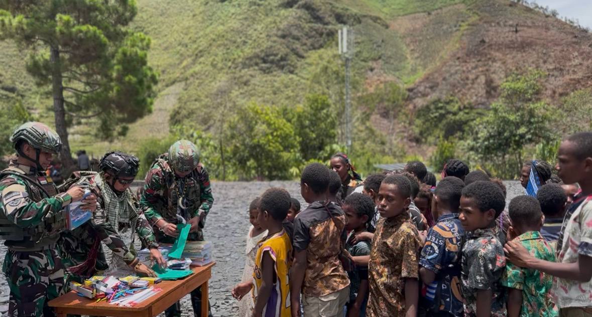 Kodam9Udayana's tweet image. Satgas Yonif 743/PSY Bagikan Perlengkapan Sekolah, Tumbuhkan Semangat Belajar Anak Papua

#Satgas743PSY #Papua #PeduliPendidikan #TNIBersamaRakyat #PuncakJaya