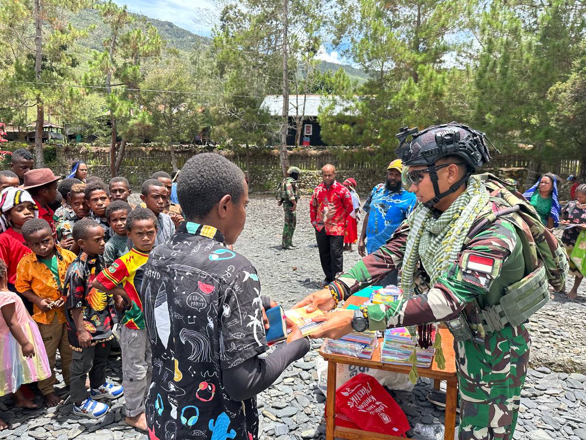 Kodam9Udayana's tweet image. Satgas Yonif 743/PSY Bagikan Perlengkapan Sekolah, Tumbuhkan Semangat Belajar Anak Papua

#Satgas743PSY #Papua #PeduliPendidikan #TNIBersamaRakyat #PuncakJaya