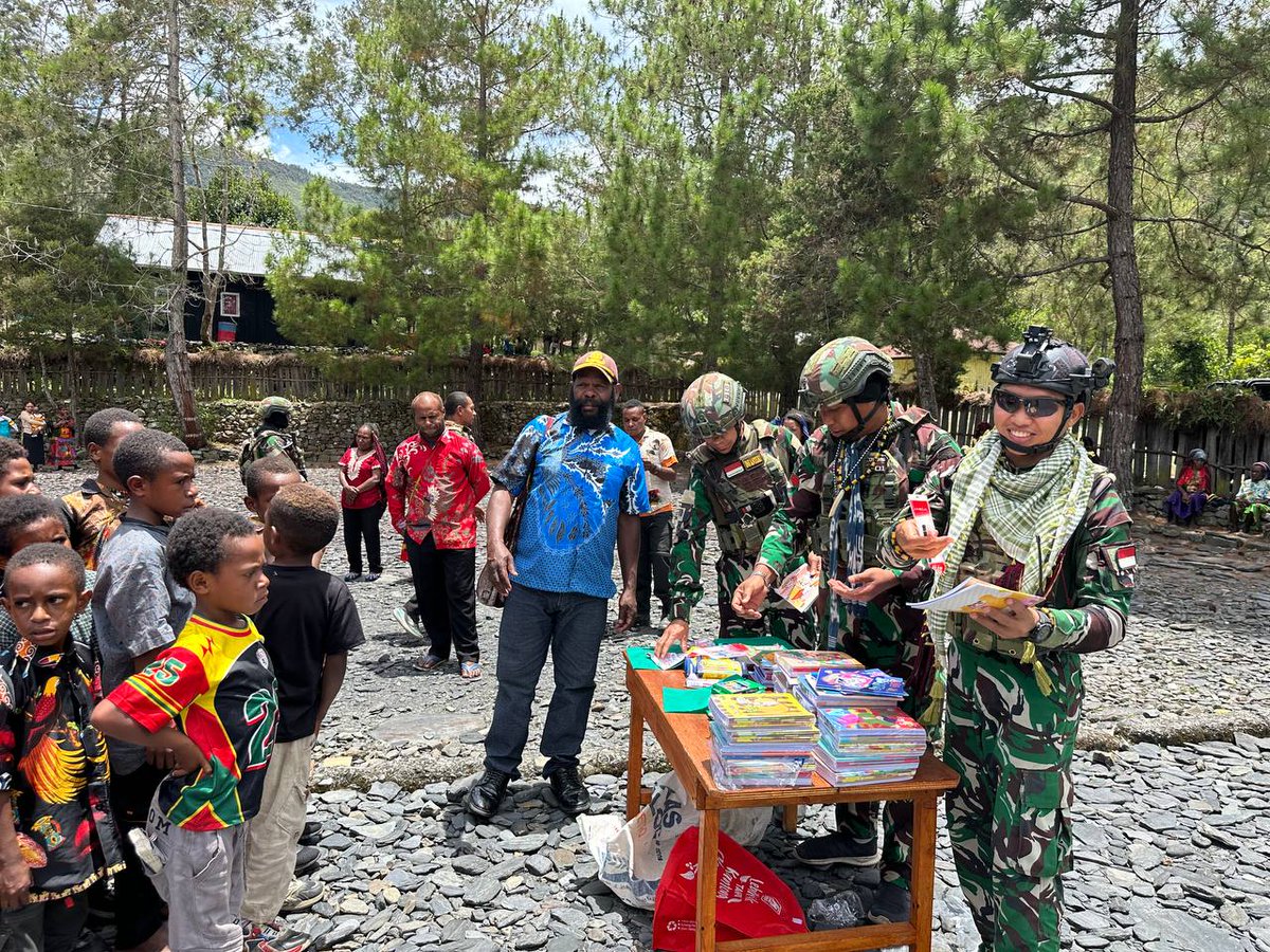 Kodam9Udayana's tweet image. Satgas Yonif 743/PSY Bagikan Perlengkapan Sekolah, Tumbuhkan Semangat Belajar Anak Papua

#Satgas743PSY #Papua #PeduliPendidikan #TNIBersamaRakyat #PuncakJaya