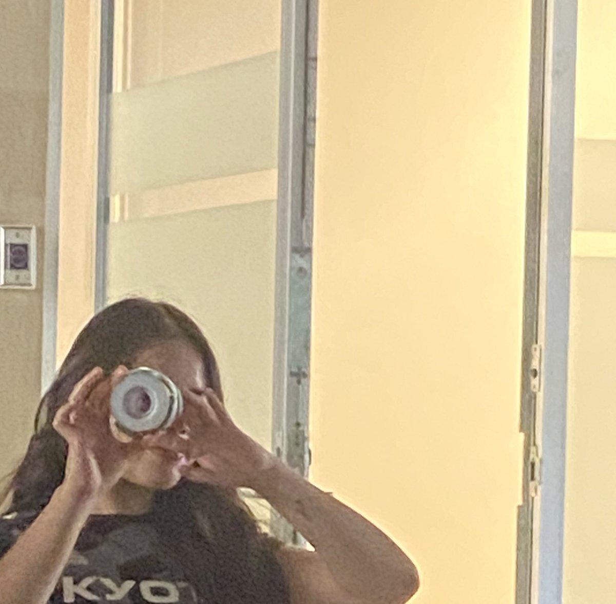 Por aquellos días que éramos felices,
por la niña guapa con nombre bonito,
por la puta vida muy lejos de aquí,
por la risa nerviosa mal disimulada,
por todos lo besos q yo no te he dado,
por aquella tarde en q te conocí…