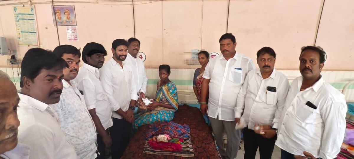 FlyingB48841's tweet photo. @TonyRuling వై.యస్.ఆర్ కాంగ్రెస్ పార్టీ ఆవిర్భావదినోత్సవం సందర్భంగ అమలాపురం ప్రభుత్వ ఏరియా హాస్పటల్ లో రోగులకు పండ్లు బ్రెడ్ పంపిణీ చేసిన అమలాపురం నియోజకవర్గం కో-ఆర్డినేటర్ డాక్టర్ పినిపే శ్రీకాంత్ గారు.
#16YearsOfYSRCP
#YSRCPFormationDay
#YSRCPForAll https://t.co/66rBbzy054