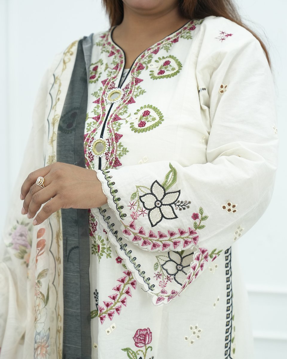 LadiesSpaceBD's tweet image. LS SHOP নিয়ে এসেছে প্রিমিয়াম সালোয়ার কামিজ, সাদা রঙের ওপর  সূক্ষ্ম ফুলের এমব্রয়ডারি সহ।
এখনই অর্ডার করতে ইনবক্স করুন।
 হটলাইন: 01971-464933
#LSSHOP #SalwarKameez #PremiumCollection #LadiesFashionBD