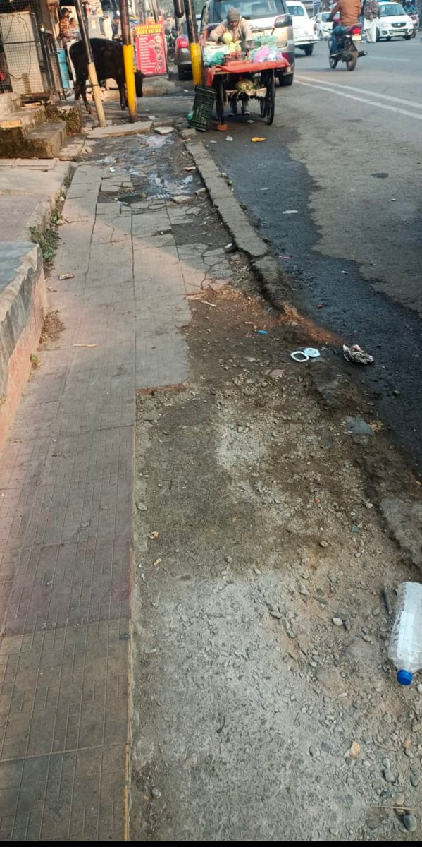 Thakurrsjamwal2's tweet image. Miles to Go T-28/199
2024-25 posted vanishing #Footpaths, passengers picked/ dropped amid traffic- Autos plying without meters. 
In 2026 the same chaos persisted @narendramodi ji
@vishesh_jk preaches to schools- but officers must open eyes to Jammu's neglected streets@ajaykraina