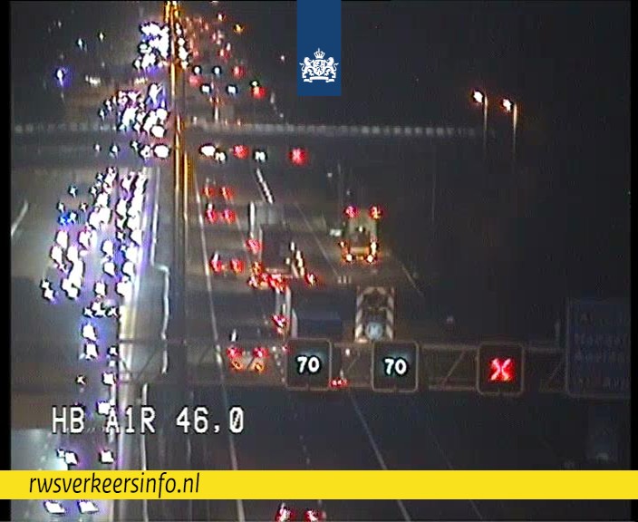 RWSverkeersinfo's tweet image. Een vrachtwagen heeft vannacht de geleiderail geraakt op de #A1 richting Apeldoorn voor Barneveld. Daarom kunnen we de spitsstrook niet openen. Er zal eerst een spoedreparatie moeten plaatsvinden. Houd rekening met vertraging. Check je route op: rwsverkeersinfo.nl