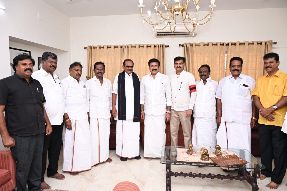captainkathir16's tweet photo. தேமுதிக மாநிலங்களவை உறுப்பினராக தேர்ந்தெடுக்கப்பட்ட
 LK சுதீஷ்MP  மதிமுக பொதுச்செயலாளர் வைகோ மற்றும் துரைவைகோ MP அவர்களை மரியாதை நிமித்தமாக சந்தித்து வாழ்த்து பெற்றார்.
#DMDK #RajyasabhaMP #LKSuthishMP #Meet #Blessing #MDMK #Leader #Vaiko #DuraiVaikoMP #DMDkITWING #Maduraisouth https://t.co/93j3BWPBgx