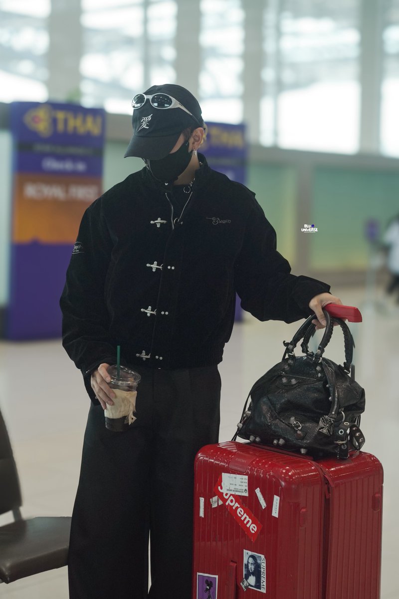 bluuniverse0406's tweet photo. 130326  BKK

꒰ @JakeB4rever #BuildJakapan ꒱ 
#Beyourluve 

#bluuniversepic https://t.co/ZTHpnX9Z1M