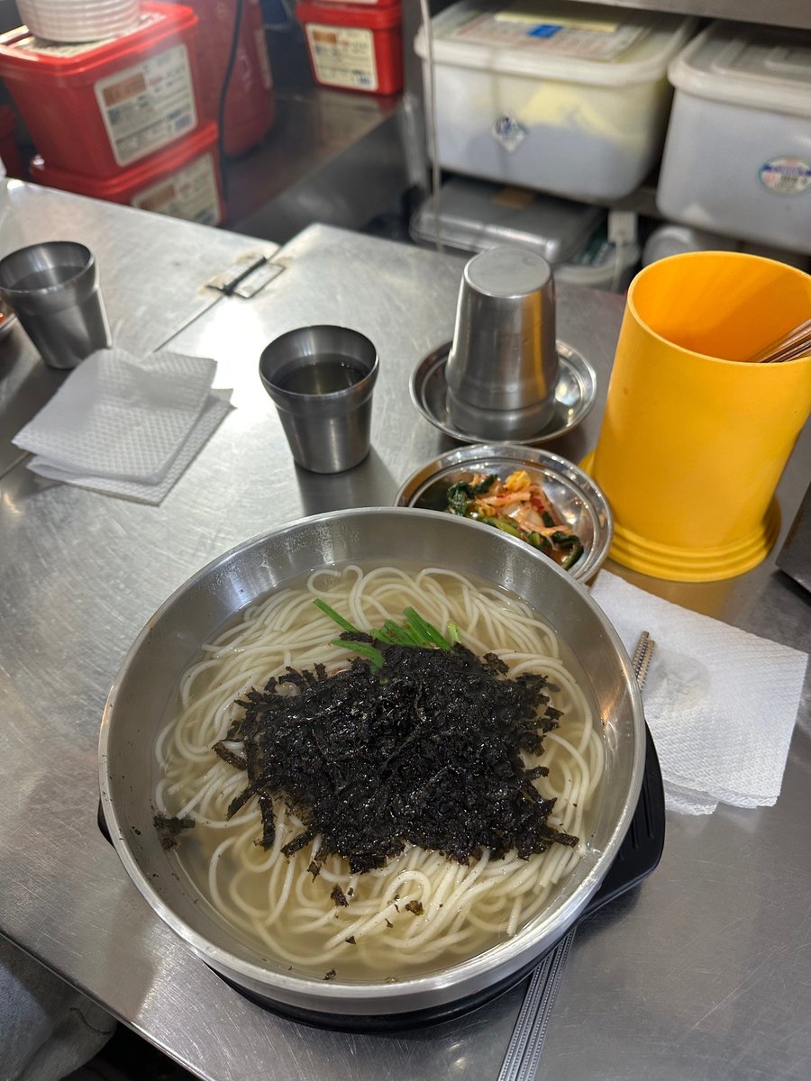 พิบ๊อบ💬 “เคยไปนัมแดมุนไหม?”
อคน. “อันนี้เมื่อไหร่เนี่ย?!”
พิบ๊อบ💬 “เมื่อวาน!”
อคน. “บริษัทอยู่แถวนัมแดมุนนะ ถ้ามาก็ต้องบอกกันสิ ㅜㅜ”
พิบ๊อบ💬 “กลัวว่าจะยุ่งอยู่เลยไม่ได้ติดต่อไปครับ”
อคน. “อยากได้ถุงคิตตี้มากเลย”
พิบ๊อบ💬 “แม่ให้มาน่ะ”