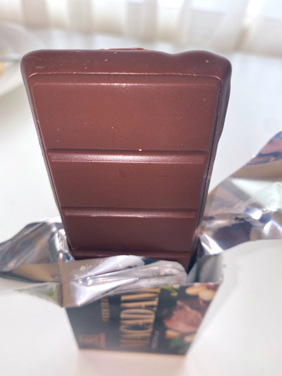 OPAN5656's tweet photo. 本日は、プレミアム板チョコアイス🍫のマカダミアナッツをいただきます✨️

ほろにがチョコにコーティングされた、濃いめのチョコアイスに、マカダミアナッツの香ばしさがいい感じです🙌🏻

チョコ好きの方はぜひ🥰 https://t.co/QwIoNd3xMj
