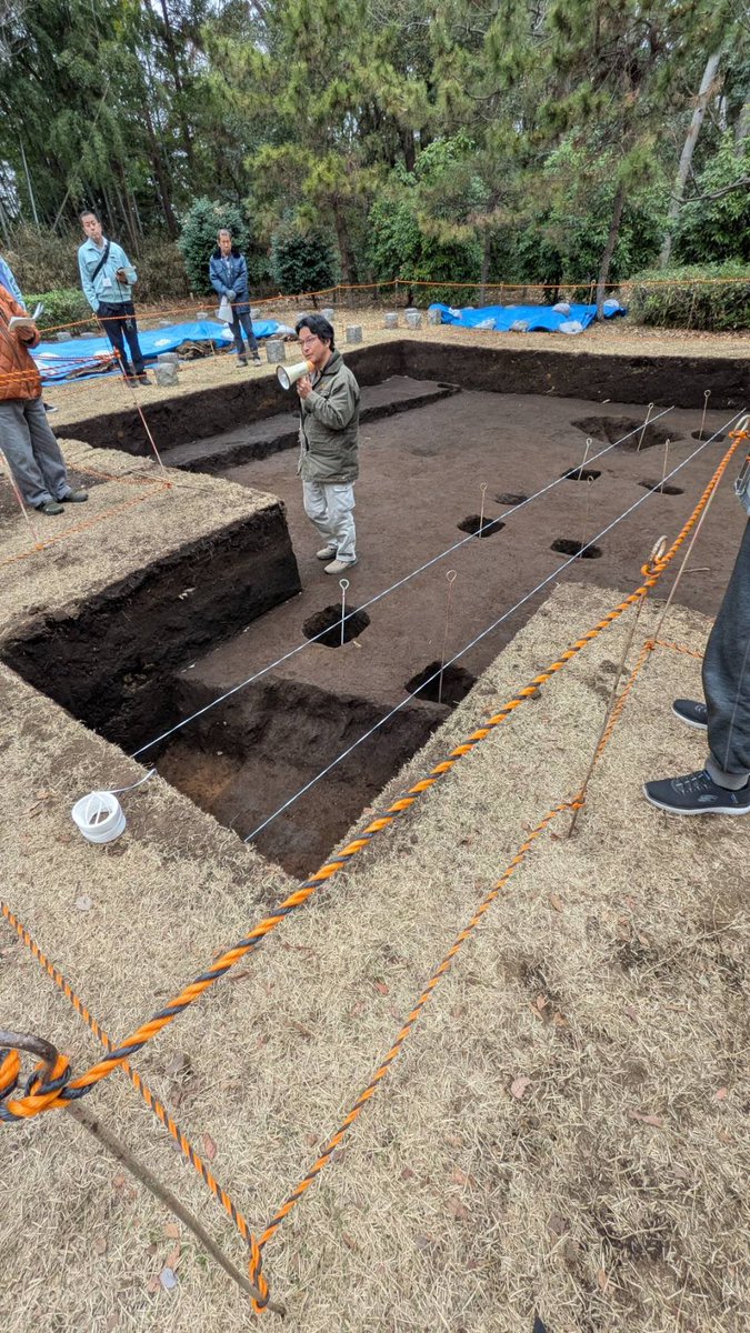 mito_m_kickoff's tweet photo. 大庭城の発掘調査。60年前に掘った場所を掘り返して、建物の柱の位置を特定しました。　#大庭城　#掘立柱　#土塁　#郷土歴史課　#大庭城友の会 https://t.co/cTpnO3xNqU