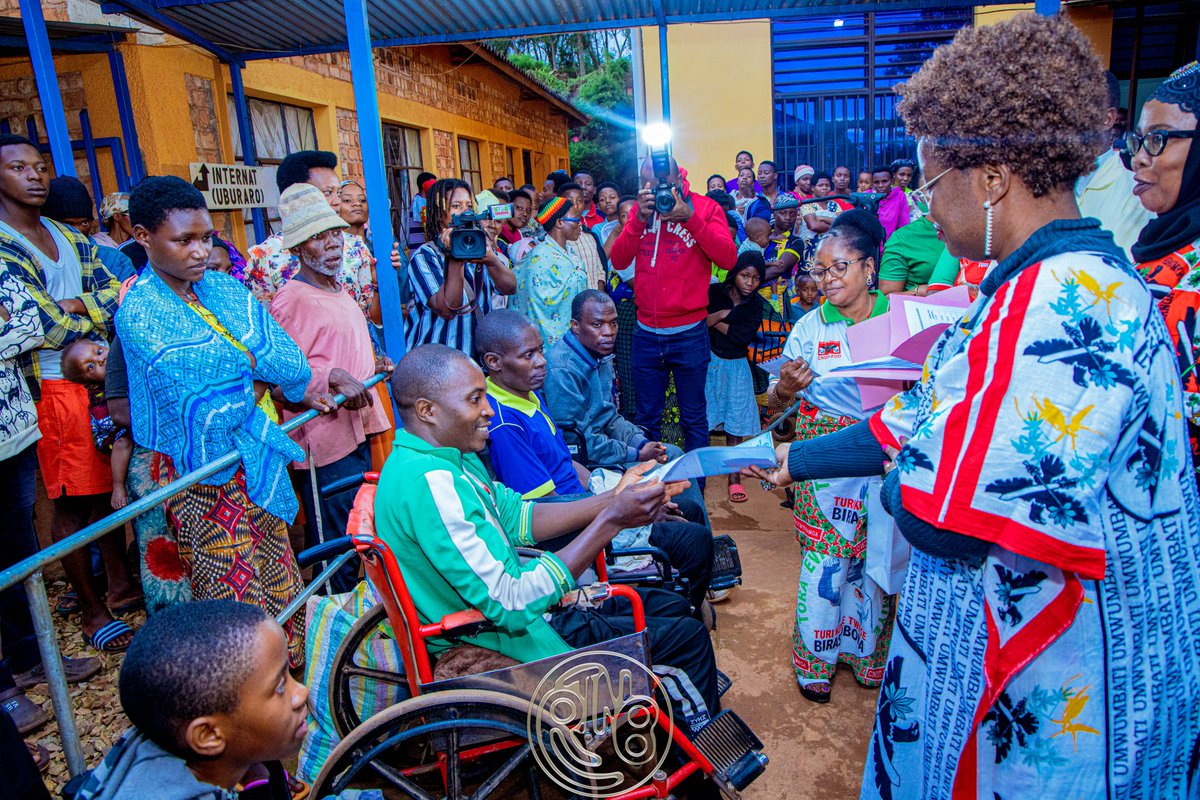 RTNBurundi's tweet image. Solidarité au #CNAR : La ligue des femmes du @CnddFdd soulage les patients démunis

 Quatorze patients hospitalisés au Centre national d’appareillage et de rééducation (CNAR) ont vu leurs factures médicales réglées  jeudi  12 Mars 2026, grâce à l’intervention de la ligue des