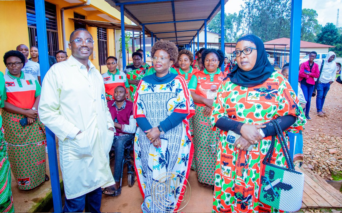 RTNBurundi's tweet image. Solidarité au #CNAR : La ligue des femmes du @CnddFdd soulage les patients démunis

 Quatorze patients hospitalisés au Centre national d’appareillage et de rééducation (CNAR) ont vu leurs factures médicales réglées  jeudi  12 Mars 2026, grâce à l’intervention de la ligue des