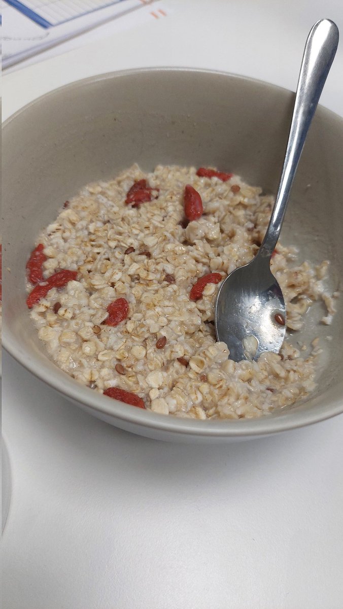 Дуже приємно здивувала вівсяночка з ягодами годжі і ще якоюсь хєрньою. Очінь смачно.