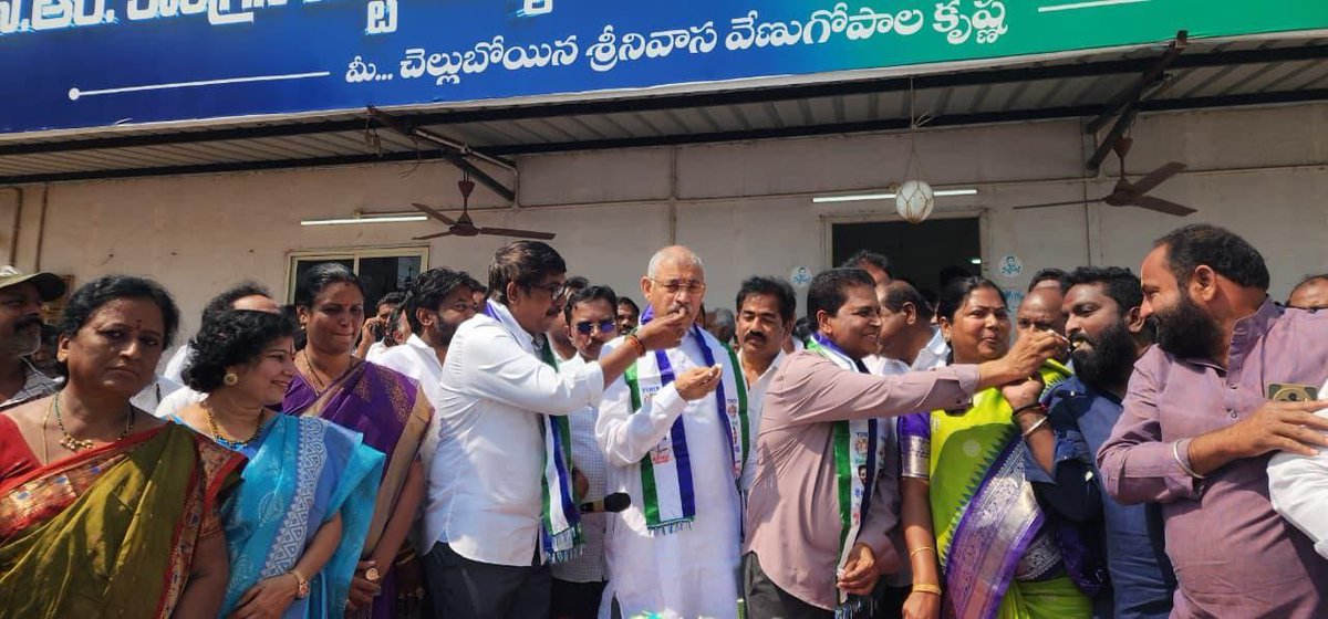 JaganannaM42057's tweet photo. తూర్పుగోదావరి జిల్లా, రాజమండ్రి.
వైయస్ఆర్ సీపీ ఆవిర్భావ దినోత్సవం సందర్భంగా తూర్పు గోదావరి జిల్లా వైఎస్ఆర్ కాంగ్రెస్ పార్టీ అధ్యక్షులు మాజీ మంత్రివర్యులు శ్రీ చెల్లుబోయిన వేణుగోపాలకృష్ణ గారు జెండా ఆవిష్కరణ..
#YSRCPFormationDay
#YSRCPForAll
#YSJagan
#JaganannaMission https://t.co/PoSaLtwibV