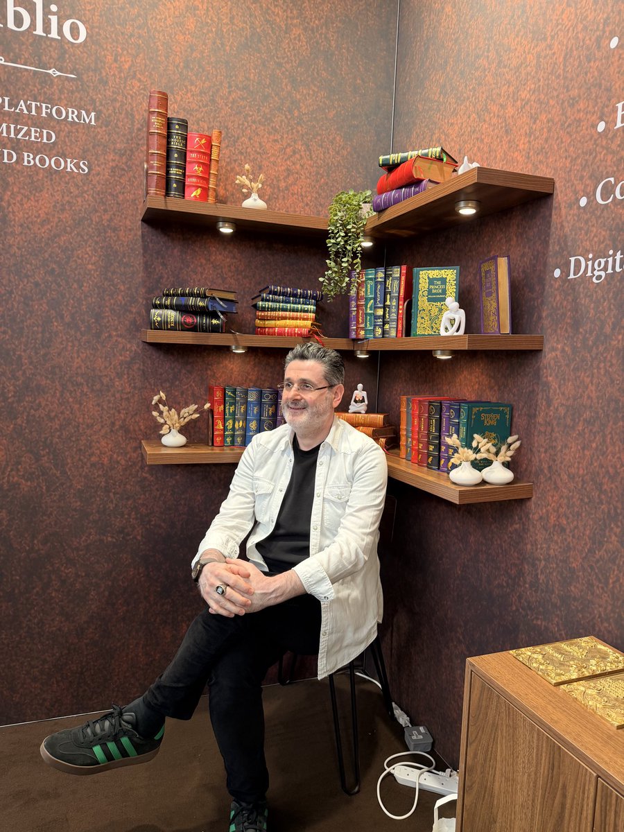 RareBiblio's tweet image. Seems like a book lover just found the perfect leather-bound background for his next X post. 📚✨

When beautiful books meet the right moment.♥️

@londonbookfair 📚

#book #leatherboundbooks #bookcollectors #londonbookfair #bookaesthetics