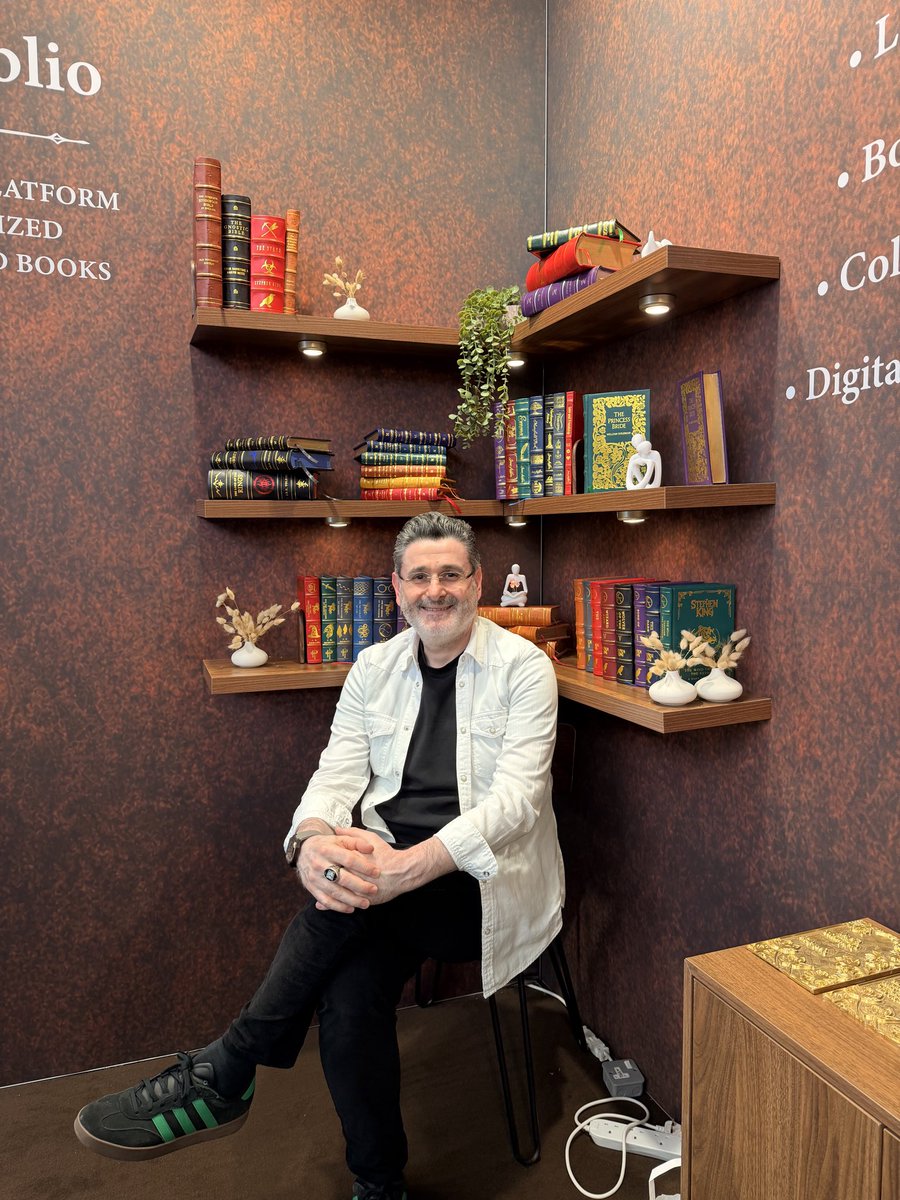 RareBiblio's tweet image. Seems like a book lover just found the perfect leather-bound background for his next X post. 📚✨

When beautiful books meet the right moment.♥️

@londonbookfair 📚

#book #leatherboundbooks #bookcollectors #londonbookfair #bookaesthetics