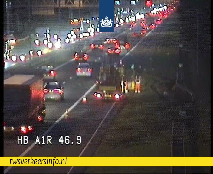 RWSverkeersinfo's tweet image. Een vrachtwagen heeft vannacht de geleiderail geraakt op de #A1 richting Apeldoorn voor Barneveld. Daarom kunnen we de spitsstrook niet openen. Er zal eerst een spoedreparatie moeten plaatsvinden. Houd rekening met vertraging. Check je route op: rwsverkeersinfo.nl