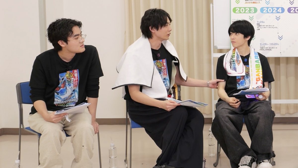 tokusatsu_fc's tweet photo. 告知ッタ❗️🦗

3/16発売『小説 仮面ライダーガッチャード University』は仮想season2のお話…

ならば当然FINAL STAGEもあるはず！

「千秋楽後の楽屋」設定でキャストが存在しない思い出を完全アドリブで語る企画が爆誕！

どんなケミストリーが生まれるのか！？

詳細は👇
https://t.co/h72kCH2FSi https://t.co/SUFecuLDwY