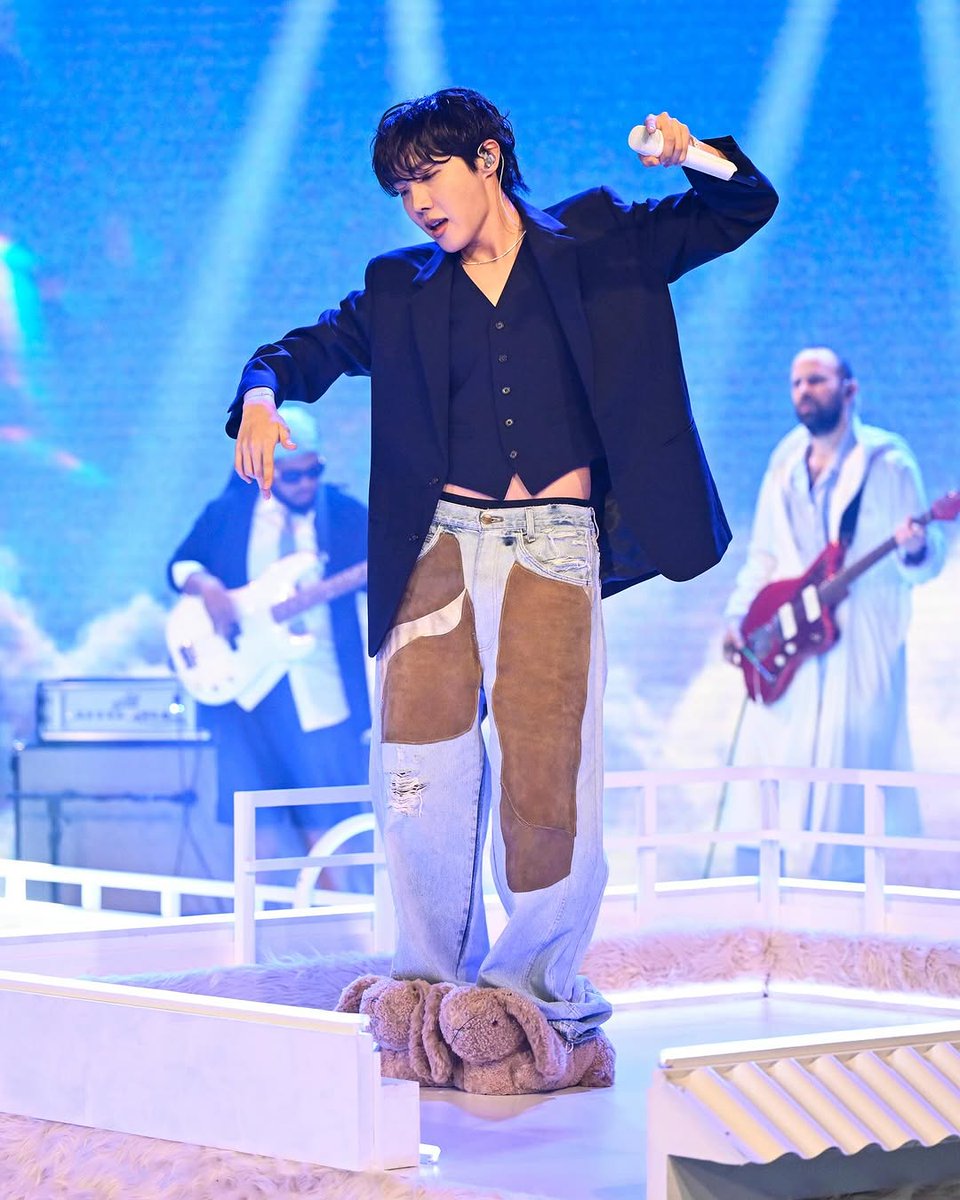 218_archive's tweet photo. 250311 fallontonightbts and fallontonight instagram
——
“TONIGHT: @bts.bighitofficial’s @uarmyhope performs “Sweet Dreams” ft. @miguel! #jhopeOnFallon #FallonTonight #jhope_SweetDreams
📷 @toddowyoung”
#jhope #제이홉 #jhope_throwback https://t.co/OBaKbcqQii