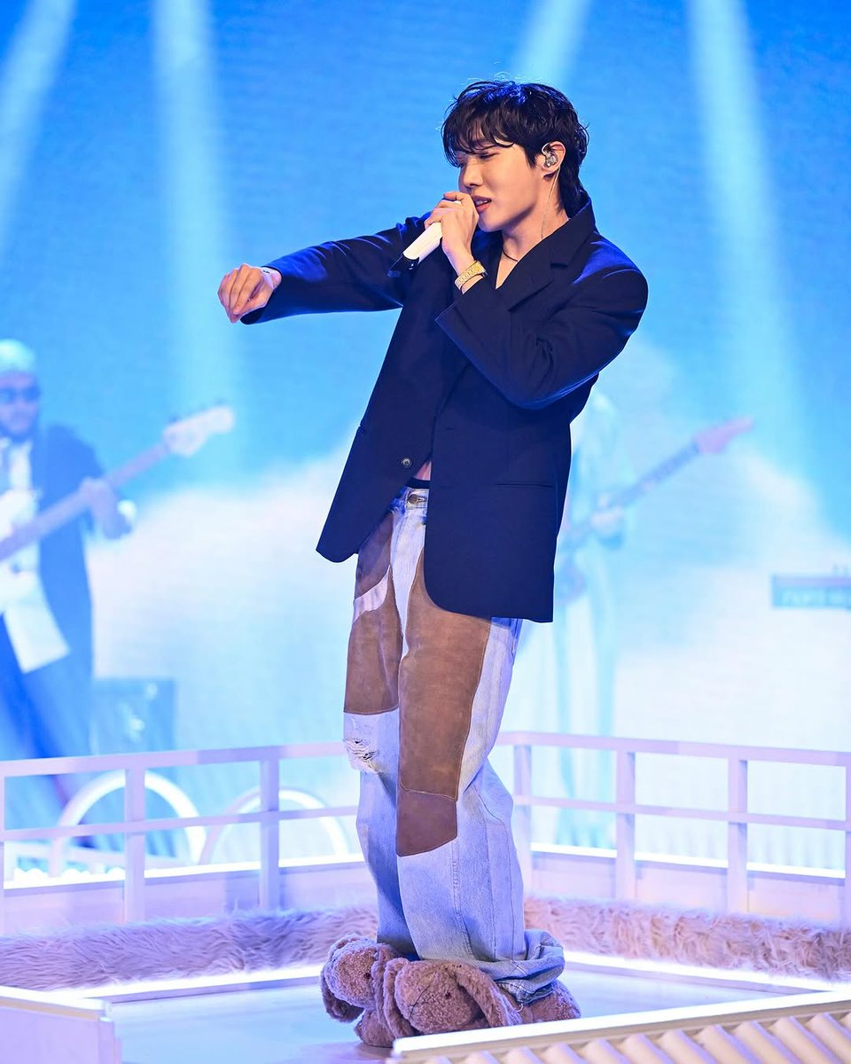218_archive's tweet photo. 250311 fallontonightbts and fallontonight instagram
——
“TONIGHT: @bts.bighitofficial’s @uarmyhope performs “Sweet Dreams” ft. @miguel! #jhopeOnFallon #FallonTonight #jhope_SweetDreams
📷 @toddowyoung”
#jhope #제이홉 #jhope_throwback https://t.co/OBaKbcqQii