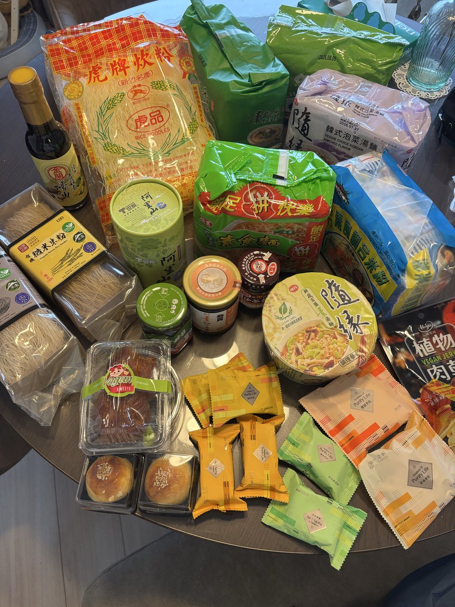 台湾購入品の一部です💁‍♀️
袋麺大好きなんだけど、意外と賞味期限早いのよねえ。
