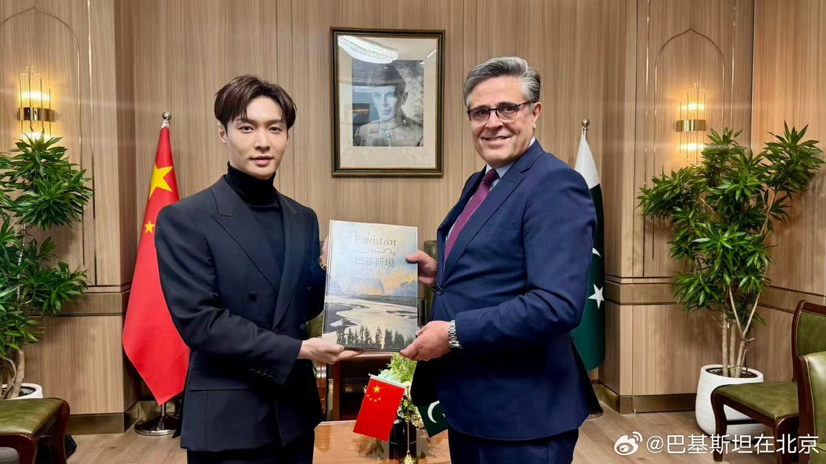 Bigsislilred's tweet photo. Weibo Hot Search:
Rumors are circulating that Zhang Yixing （Lay Zhang）has been softly banned for one year due to violating political discipline.

A marketing account (Li Ji) claims: Zhang Yixing’s punishment is no secret — all satellite TV stations and platforms have already received official notices. The specific penalty is “suspending approval for all offline performances for one year,” including galas, commercial shows, and variety programs. It’s unclear whether new films or TV dramas that haven’t started filming yet this year can still be approved.

The reason stems from a conflict and disagreement between Zhang Yixing and the National Theatre of China.

Zhang Yixing joined the National Theatre of China in 2023 through a talent recruitment program.

The marketing account states: From 2024 to 2025, he starred in the National Theatre’s major production <The Summoning of Dunhuang> This is not an ordinary commercial performance but a flagship project of the National Theatre, with top-tier production values and heavy coverage by all major state media. Because it was an official project with built-in diplomatic attributes — and because he is a National Theatre actor — it later enabled him to appear at international events such as the United Nations and China-Pakistan diplomatic activities. Fans who are now hyping his resources and invitations over the past few years owe a huge debt to the National Theatre’s backing.

On December 14, 2025, Zhang Yixing traveled to South Korea for an EXO fan meeting without reporting it to the National Theatre of China. After being urgently recalled, he lied and claimed he “returned to China to participate in National Theatre activities,” which triggered accusations of “dumping the blame on the unit.” This occurred especially during the sensitive period just before high-level South Korean officials were scheduled to visit China, leading to claims that he “violated political discipline.”

Li Ji said Zhang Yixing went to Korea secretly at a time when South Korean President Lee Jae-myung was about to visit China. The “Korea restriction order” was one of the bargaining chips in diplomatic negotiations, which is why he was urgently summoned back.

Immediately afterward, on December 31, Zhang Yixing once again performed in Hong Kong without prior approval. In January 2026, his conflict with the National Theatre escalated dramatically. Not only did Zhang Yixing refuse to admit fault, he also resigned abruptly, dumping the resulting public opinion pressure onto the National Theatre. As punishment, he received a “one-year suspension of approval for all offline performances” (including galas, commercial shows, and variety programs), though album releases remain unrestricted.

However, this claim has not been confirmed by any official documents.

Zhang Yixing Studio Response

The studio’s statement denies that Zhang Yixing is a “problematic artist” or “being banned,” emphasizing that he has committed no illegal acts. It claims the recent reduction in activities is solely due to recovery after nasal surgery (septum correction surgery in January 2026), and that work will resume normally in April–May. The studio gave no direct response to the “National Theatre dispute” or the “performance approval suspension.”

*In China, holding a position at the National Theatre of China is considered “within the system” — equivalent to being a government employee — and requires strict adherence to “political discipline.” Any overseas-related activities must be reported to superiors in advance. This applies even to top-tier celebrities. 
#ZhangYixing #LayZhang