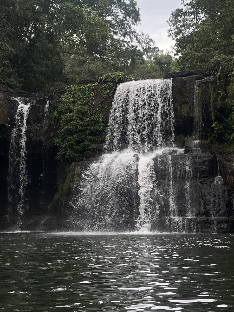 ยืนยันอีกเสียง เดอะเบสเกาะสำหรับชาวอินโทรเวิร์ด ไม่วุ่นวาย ถ่ายรูปยังไงก็ไม่ติดคน และขนาดไปตอนกลางพฤษภา น้ำทะเลก็ยังใส มีน้ำตกด้วย ให้ธรรมชาติชาร์จพลังสุดๆ