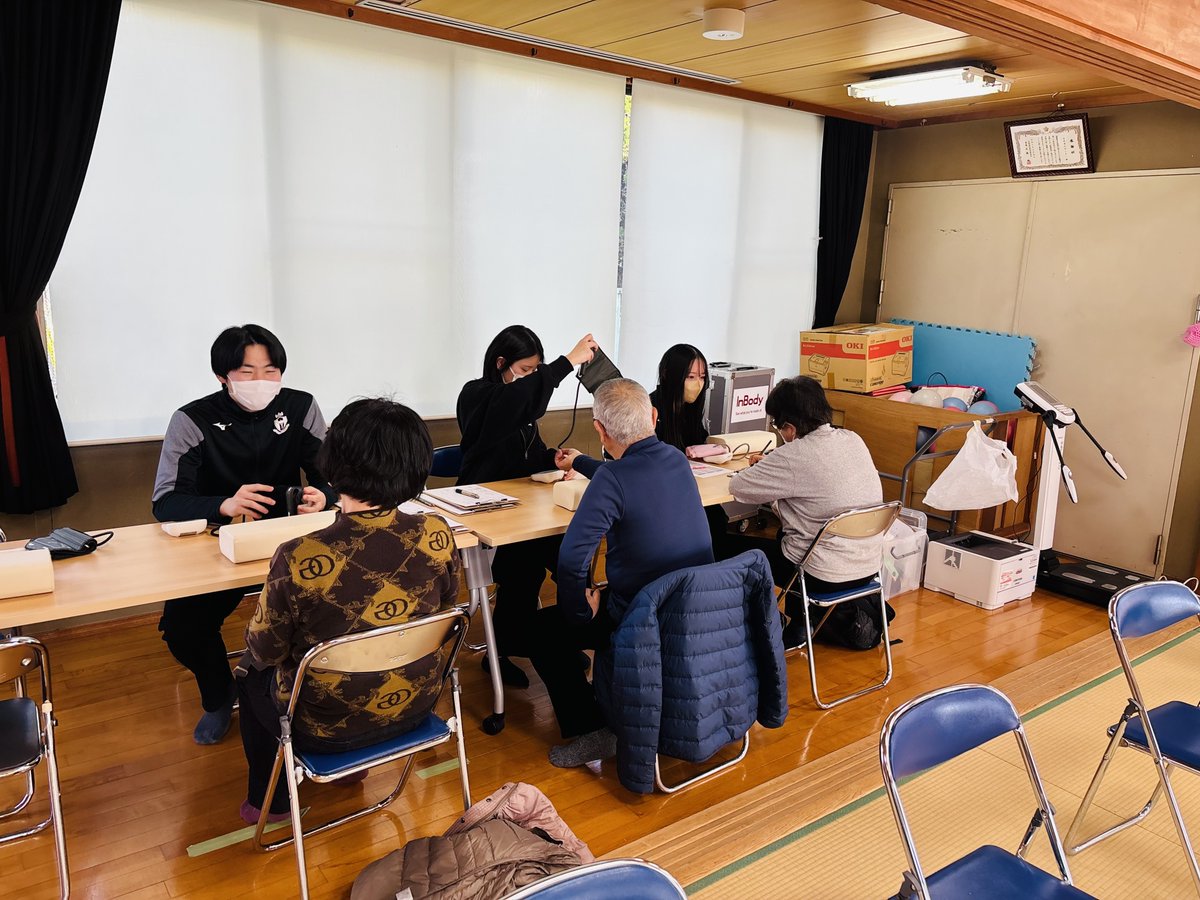 NeurorehaLab's tweet photo. #東大阪市立五条老人センター にて，地域の高齢者を対象とした体力測定会を実施しました！この取り組みも今年で6年目！学部生・大学院生・客員研究員が一丸となり，身体機能や認知機能を測定しました．これからも，高齢者の皆様の健康づくりをサポートし，地域との連携を深めていきます．
#京都橘大学 https://t.co/R5MqpZQIi7