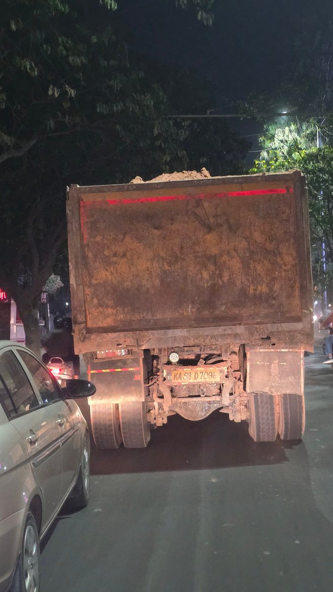 ashranbaig's tweet photo. What's wrong with these trucks carrying the dirt and making Bengaluru all the way more full of dirt and making it difficult for Bengaluru to breath @blrcitytraffic @BlrCityPolice @CPBlr @GBA_office @BCCCofficial @Bbmp_ahd_mpura @CMofKarnataka @siddaramaiah @DKShivakumar 
#blr https://t.co/an1wVzU03G