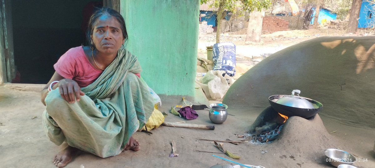 सरकार इस दिव्यांग बच्चे का नाम श्रवण साव है।एक हादसे में इसका हाथ बिजली तार से कट गया था।पैर की कुछ उंगलिया भी गल गई थी।परिवार बेहद गरीब है। इस बच्चे को दिव्यांग पेंशन सहित किसी योजना का लाभ नही मिल रहा।इस बच्चे की पढाई मे मदद करे।🙏
<a href="/HemantSorenJMM/">Hemant Soren</a> 
<a href="/prdjharkhand/">IPRD Jharkhand</a> 
<a href="/JharkhandCMO/">Office of Chief Minister, Jharkhand</a>