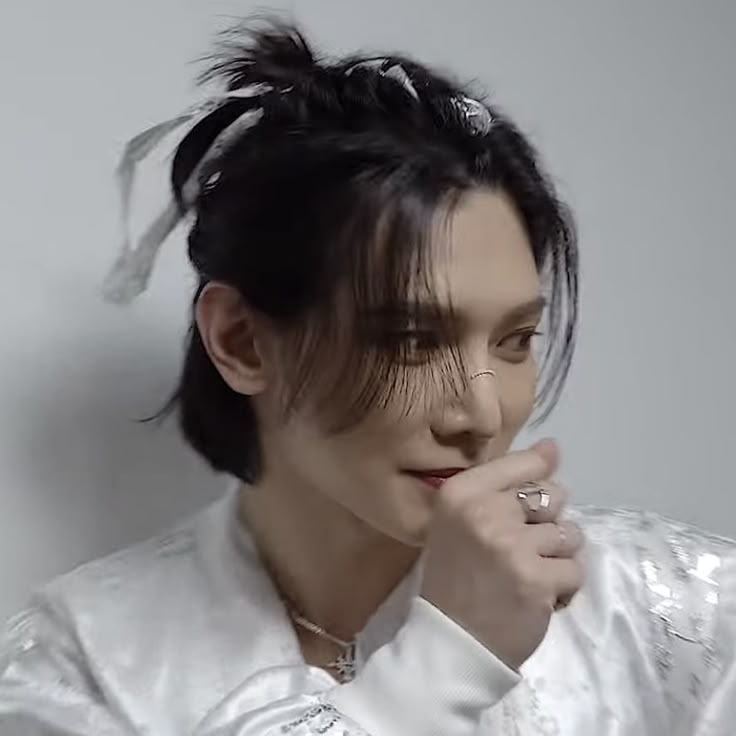 SWEETJILI's tweet photo. A small thread of Yeosang with a ponytail/hair up https://t.co/WcKQy8Ym2n