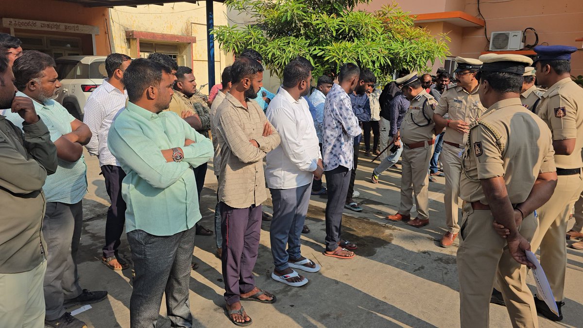 ಈ ದಿನ ಮಾನ್ಯ SP ಸಾಹೇಬರು ಆನೇಕಲ್ ಉಪ ವಿಭಾಗ ಮಟ್ಟದ ರೌಡಿ ಪರೇಡ್ ಹಮ್ಮಿಕೊಂಡಿದ್ದು, ಸದರಿ ಆಸಾಮಿಗಳಿಗೆ ಮುಂದಿನ ದಿನಗಳಲ್ಲಿ ಯಾವುದೇ ಅಪರಾಧಗಳಲ್ಲಿ ತೊಡಗದಂತೆ ಸೂಕ್ತ ಎಚ್ಚರಿಗೆ ನೀಡಿದರು.
#Attibele #Rowdypared #Anekal #Bengalurudistrict #police