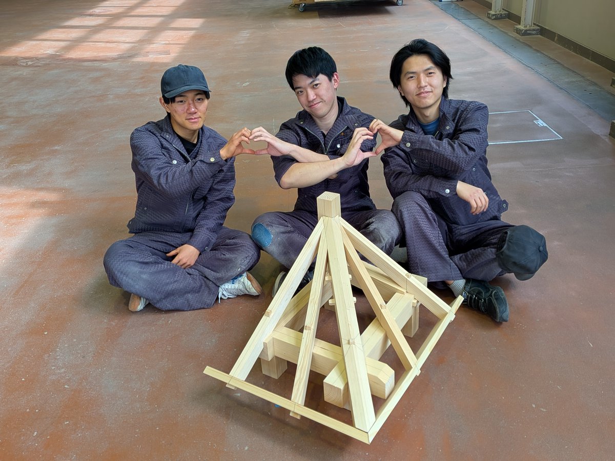 monotechobihiro's tweet photo. 皆さんこんにちは、帯広技専の建築技術科です。2年生の有志で、今年2月大阪府で開催された第33回技能グランプリ課題を製作しました。各部材を仕口と栓だけで組む課題で高い精度が求められ、振れ隅木を追掛け大栓継ぎで綺麗につなぐなど悪戦苦闘しましたが、満足のいく仕上がりとなりました。 https://t.co/G4L59LgeZ8