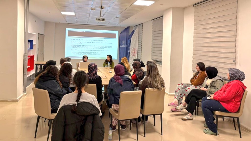 AnkaraKYGM's tweet photo. 📍GSB Başkent_1  Yurdu

Gençlerimizin kişisel gelişimlerine katkı sağlamak amacıyla,
🔸️İletişim Becerileri, 
🔸️Gönüllülük Yönetimi, 
🔸️Anne-Baba Tutumları ve 
🔸️Kendini Tanıma konularında atölye çalışmaları gerçekleştirildi. https://t.co/W6hSpGa4EY