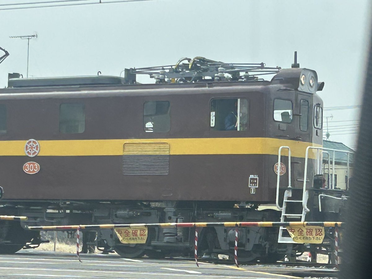 TKC81934207's tweet photo. 撮り鉄が沢山居たけどこの電車は貴重なの？ https://t.co/FXpP3u8zl7