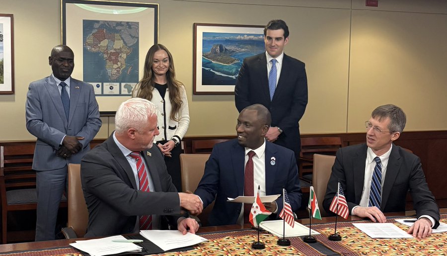 Tahuralab's tweet photo. 1/4 A #Washington, Dr Hassan Kibeya, ministre des Ressources naturelles a signé avec @LifezoneMetals un accord minier.

Le #Burundi a confié à Lifezone Metals un mandat d’exploration exclusive de 14 mois sur le gisement de nickel de #Musongati
 https://t.co/raHWSfzCcg https://t.co/6cyknrNThq