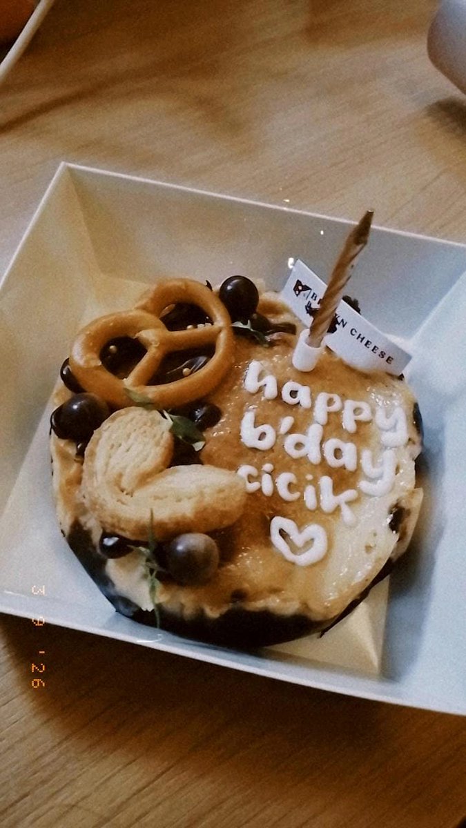 tpzkfm_'s tweet photo. weee aku belii lagi versi brownies cheesecake, enakk bgtt woeee https://t.co/UzIhu5v1ws