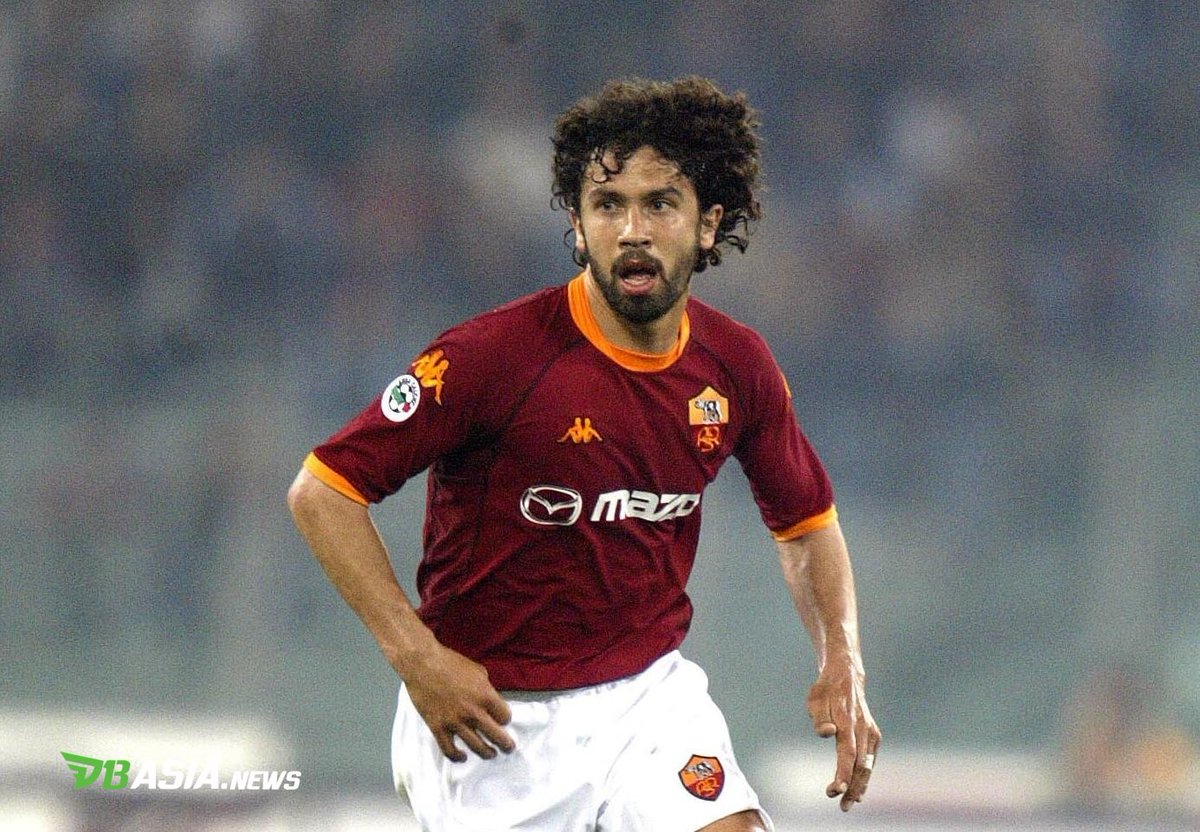 Dalam sepak bola, kita sering memuja pencetak gol.
Kadang juga playmaker yang penuh aksi-aksi magis.
Ataupun kiper yang melakukan save luar biasa. 

Tapi ada satu posisi yang sering terlupakan, yaitu gelandang bertahan. 

Mereka jarang masuk highlight.
Padahal peran mereka sangat